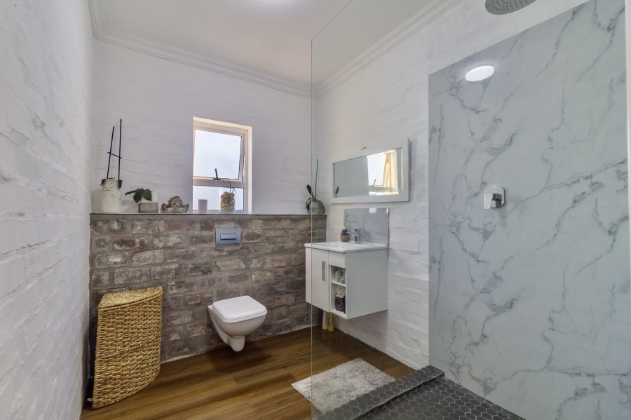 5 Bedroom Property for Sale in Grotto Bay Western Cape